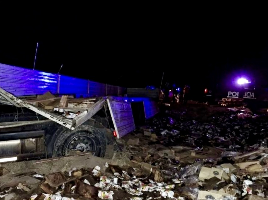 La Paz: volcó un camión con vino y robaron toda la carga