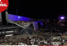 La Paz: volcó un camión con vino y robaron toda la carga